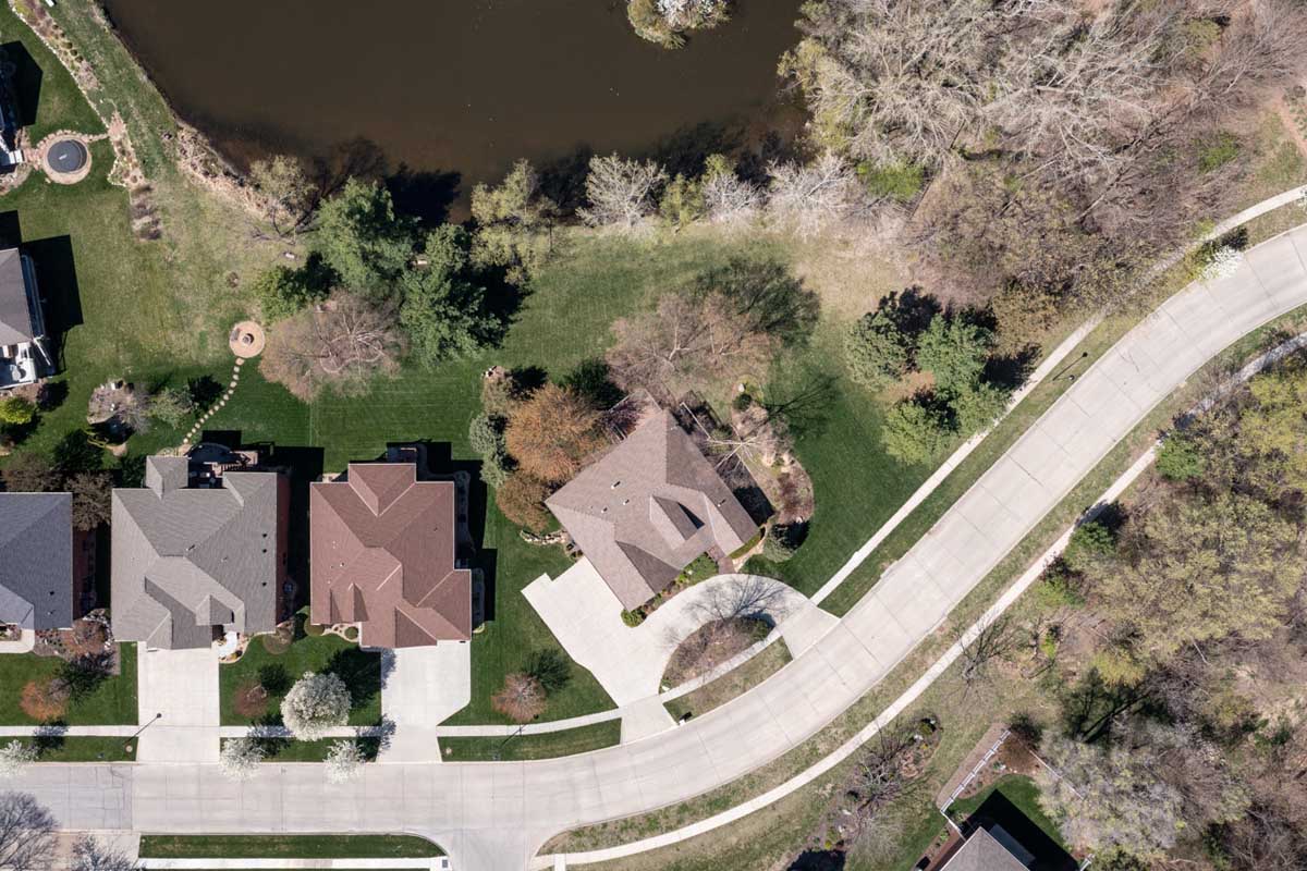 Bird's eye view of home and property